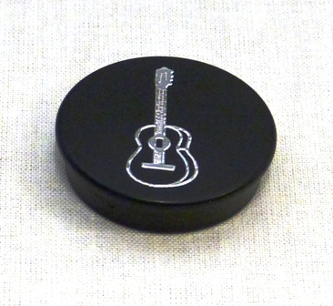 Magnet rund mit silberner Gitarre